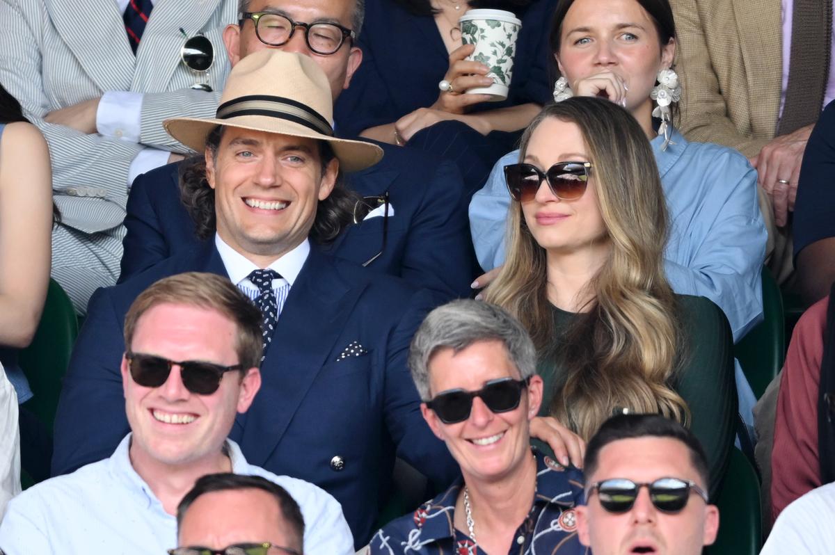 Henry Cavill y Natalie Viscuso en la caja real de Wimbledon 2025. 