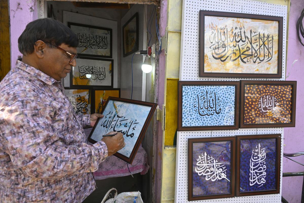 हैदराबाद के कलाकार अनिल कुमार चौहान पुराने शहर में अपनी सुलेख की दुकान पर। हैदराबाद के कलाकार अनिल कुमार चौहान पुराने शहर में अपनी सुलेख की दुकान पर।