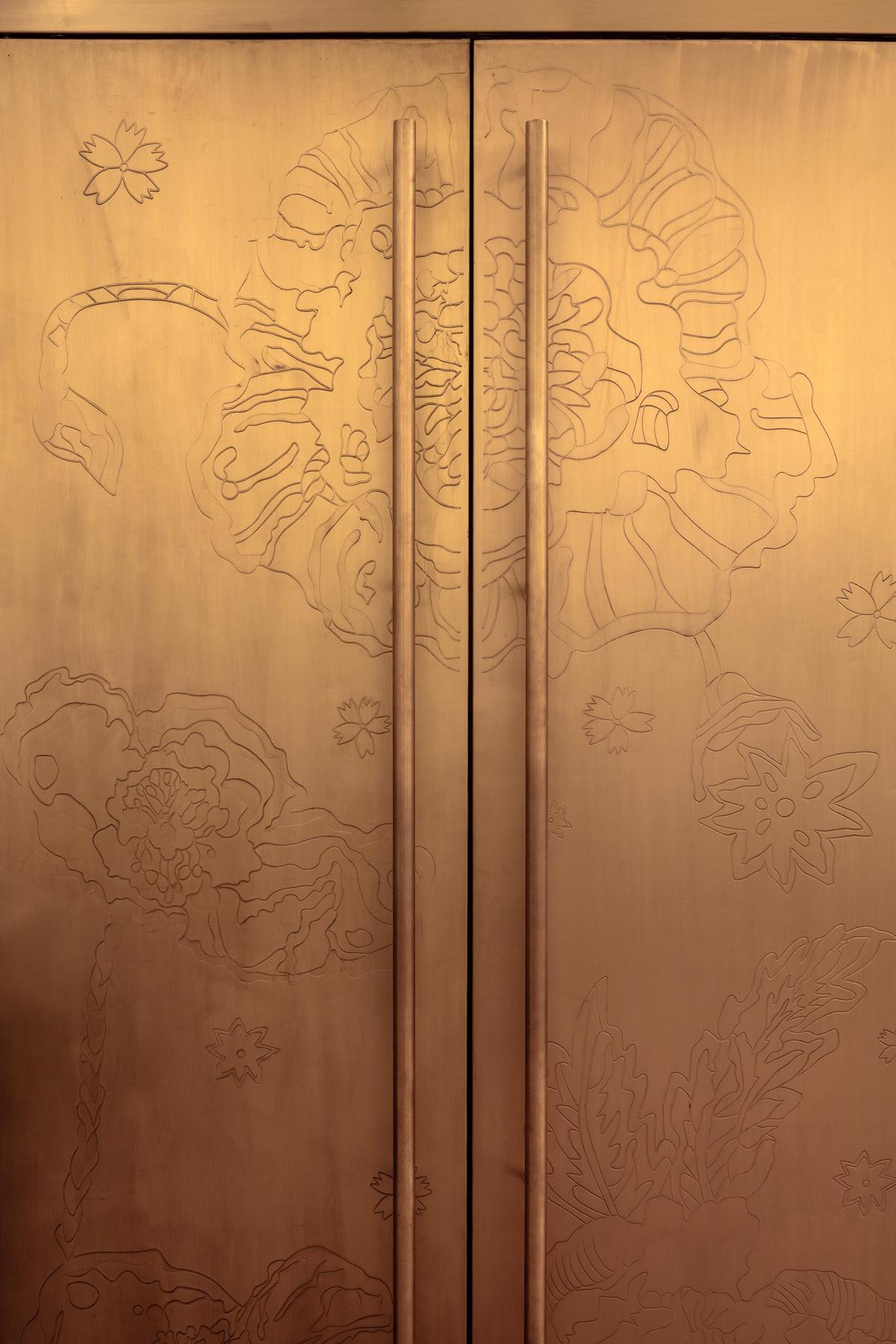 A glimpse of the detailing. A glimpse of the detailing.