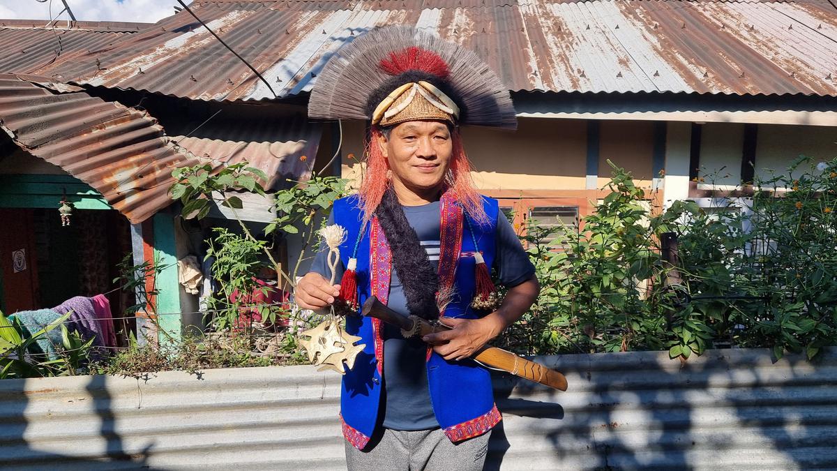File:A Nishi or Nyishi tribesman from Arunachal Pradesh wearing the  traditional head-dress having a wooden Hornbill beak. DSCF7344 (16).JPG -  Wikimedia Commons