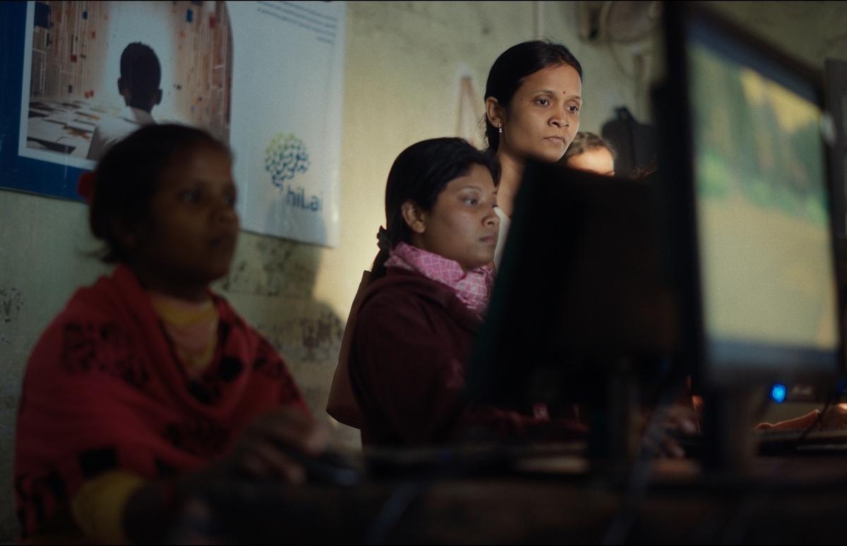 Um still de 'Humans in the Loop'. Um still de 'Humans in the Loop'.