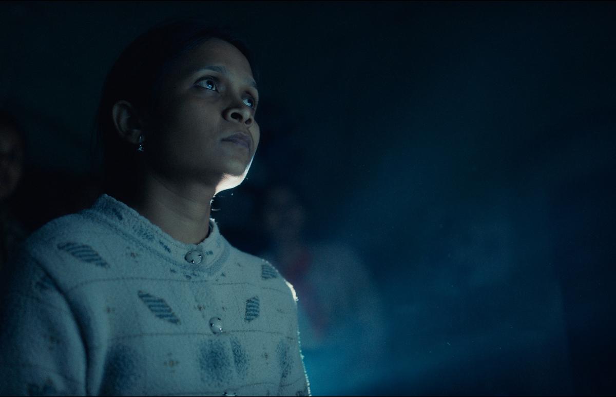 Sonal Madhushankar como Nehma em foto do filme. Sonal Madhushankar como Nehma em foto do filme.