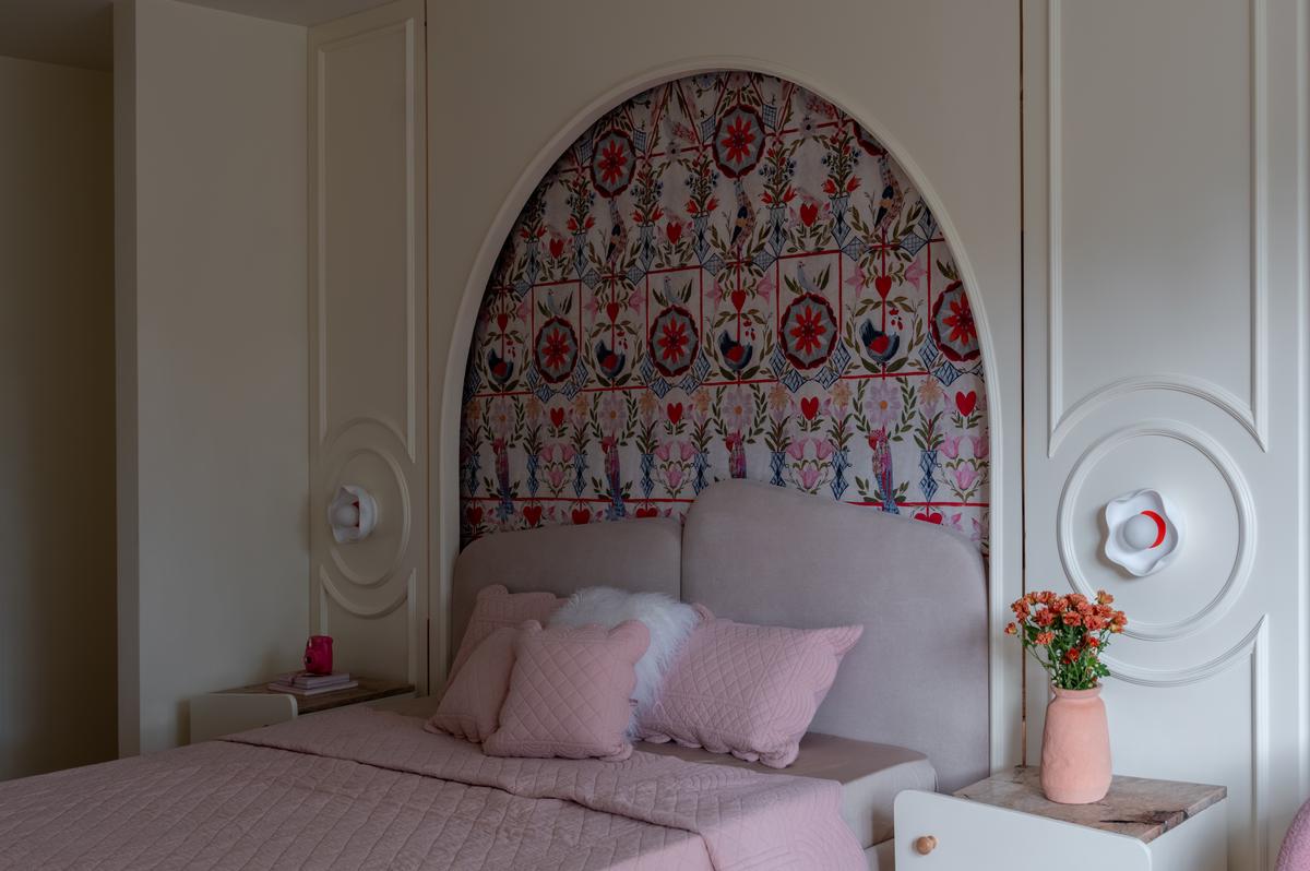 A floral arch becomes the focal point of the bedroom, infusing the space with softness and layered elegance. A floral arch becomes the focal point of the bedroom, infusing the space with softness and layered elegance.