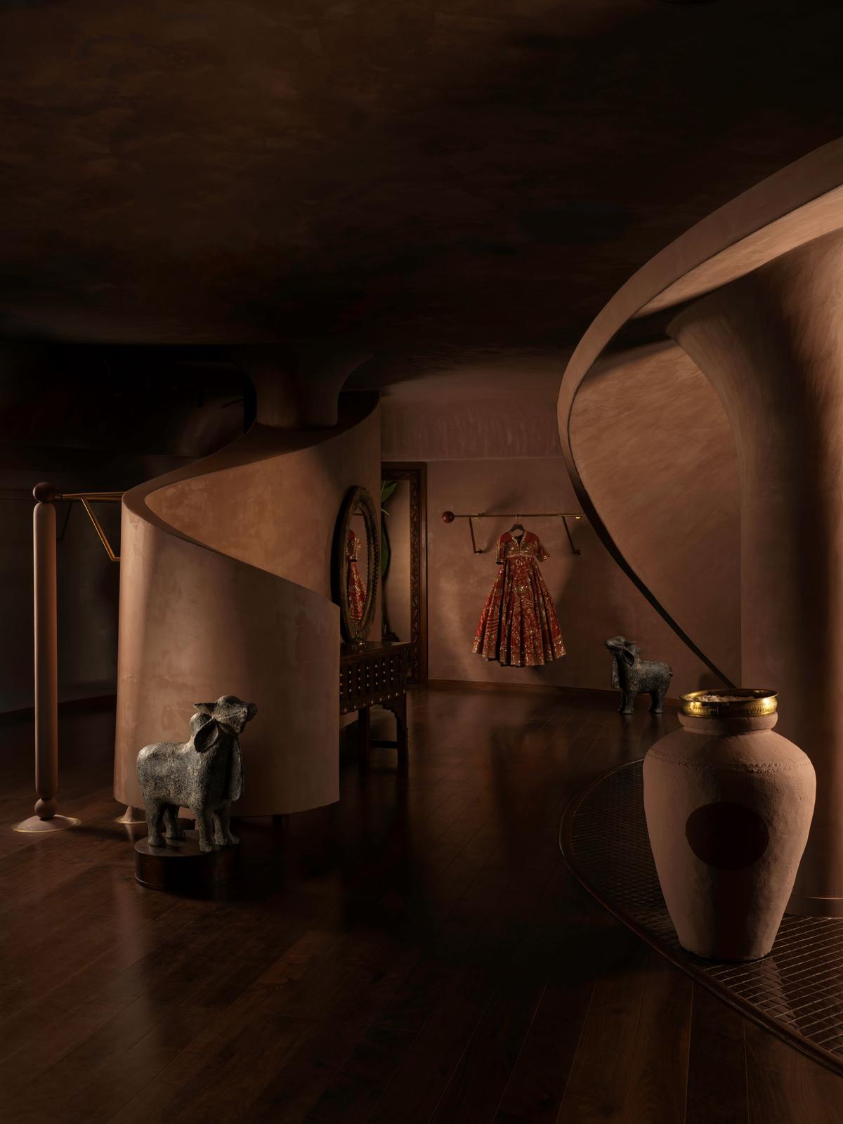 Winding walls offer a conceal-and-reveal playfulness. 