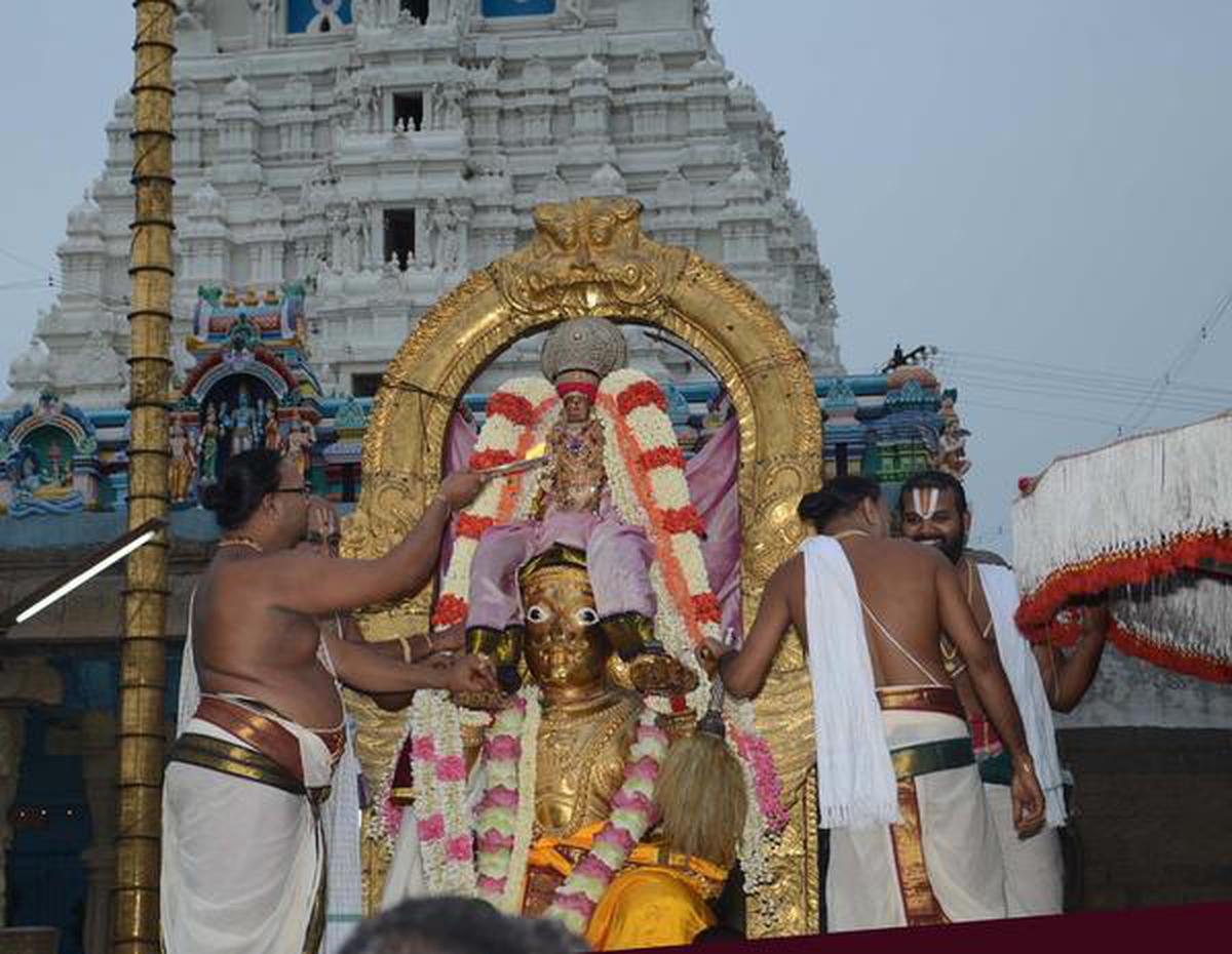 Kanchi Varadar Garuda Sevai - The Hindu