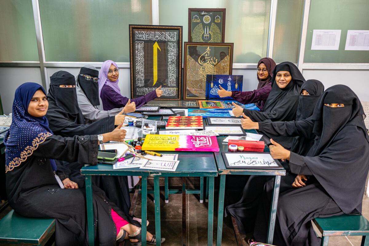 तमिलनाडु अरबी सुलेख (टीएनएसी) हब के सदस्य तिरुचि के जमाल मोहम्मद कॉलेज में अपना काम प्रदर्शित करते हैं। तमिलनाडु अरबी सुलेख (टीएनएसी) हब के सदस्य तिरुचि के जमाल मोहम्मद कॉलेज में अपना काम प्रदर्शित करते हैं।