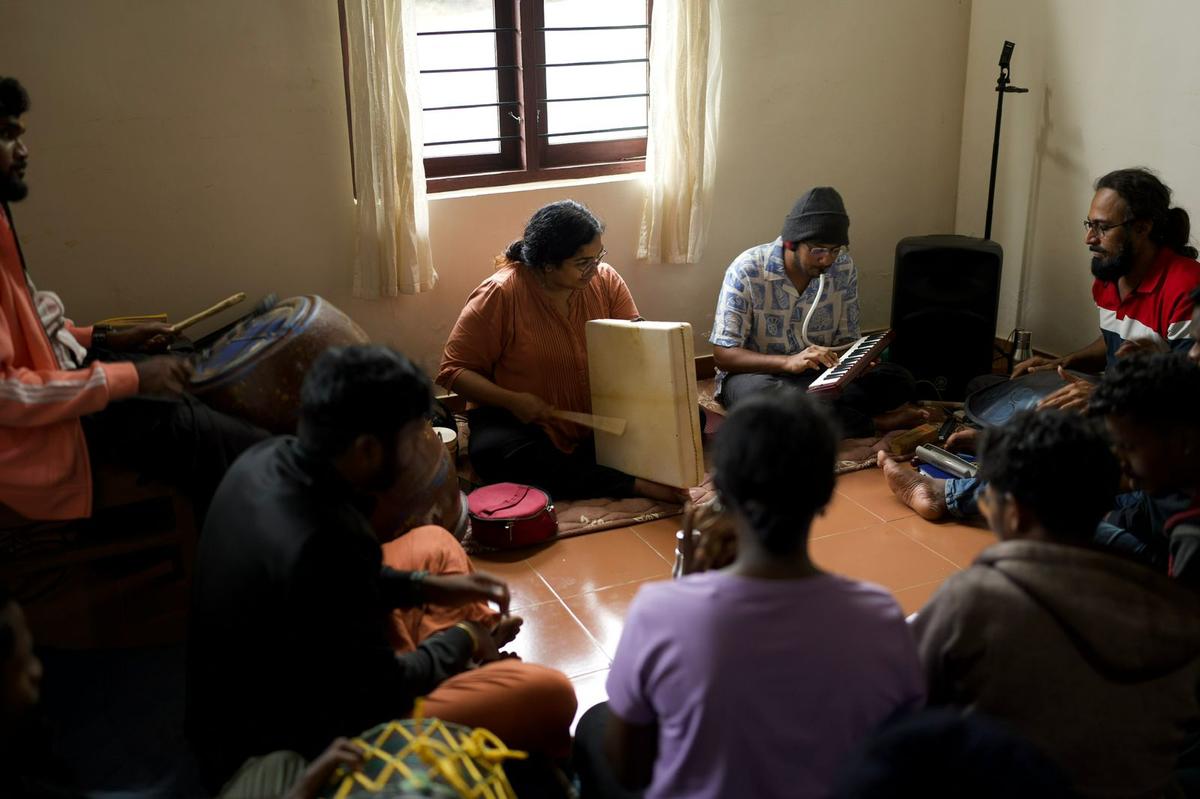 Charu Hariharan, percussionist, singer, composer and a mentor in a training session with the fellows. Charu Hariharan, percussionist, singer, composer and a mentor in a training session with the fellows.
