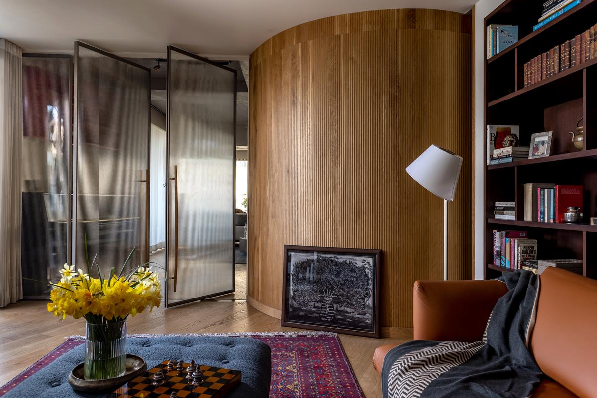 Quiet zones, such as bedrooms, study areas, and meditation nooks, must be buffered by transitional spaces or acoustic partitions. Quiet zones, such as bedrooms, study areas, and meditation nooks, must be buffered by transitional spaces or acoustic partitions.