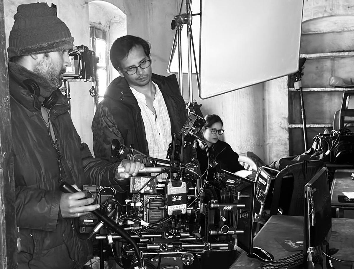 A diretora Aranya Sahay manejando a câmera e observando os juncos no set durante as filmagens. (Cortesia Aranya Sahay) A diretora Aranya Sahay manejando a câmera e observando os juncos no set durante as filmagens. (Cortesia Aranya Sahay)