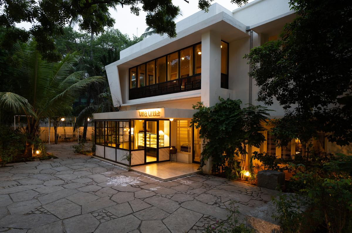 Una Villa’s gently restored structure resembles a beacon of warmth amidst the verdant embrace of the domestic garden.