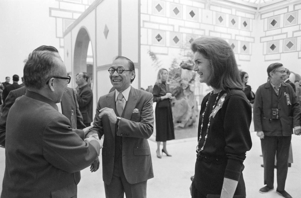 IM Pei (tengah) bersama mantan Ibu Negara AS Jacqueline Kennedy Onassis dan tamu di pembukaan Fragrant Hill Hotel pada tahun 1982. 