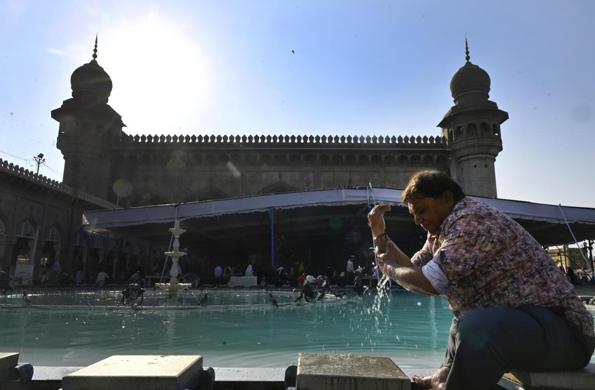 हैदराबाद के कलाकार अनिल कुमार चौहान वुज़ू करते हुए। हैदराबाद के कलाकार अनिल कुमार चौहान वुज़ू करते हुए।