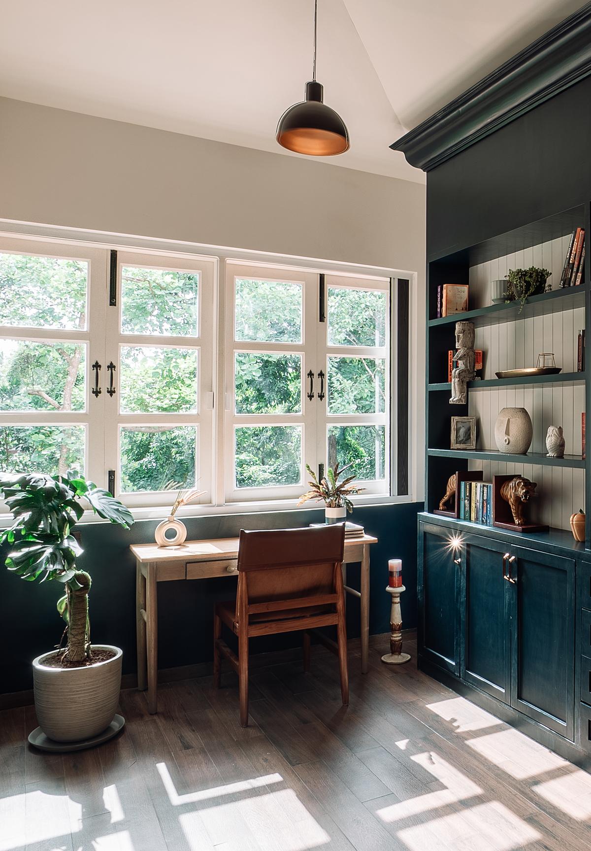 The window sill was customised to align with the study table, allowing uninterrupted views of the greenery outside while maintaining ergonomic ease. The window sill was customised to align with the study table, allowing uninterrupted views of the greenery outside while maintaining ergonomic ease.