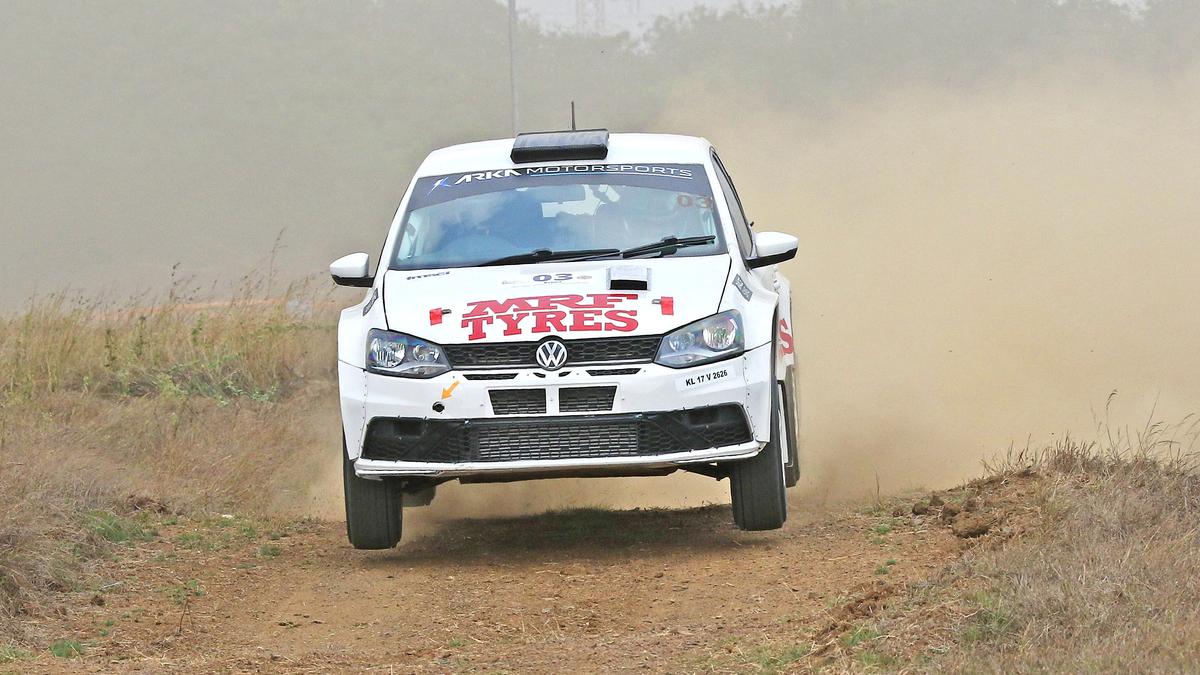 Kadur comes up with a fine drive, extends lead over Gill