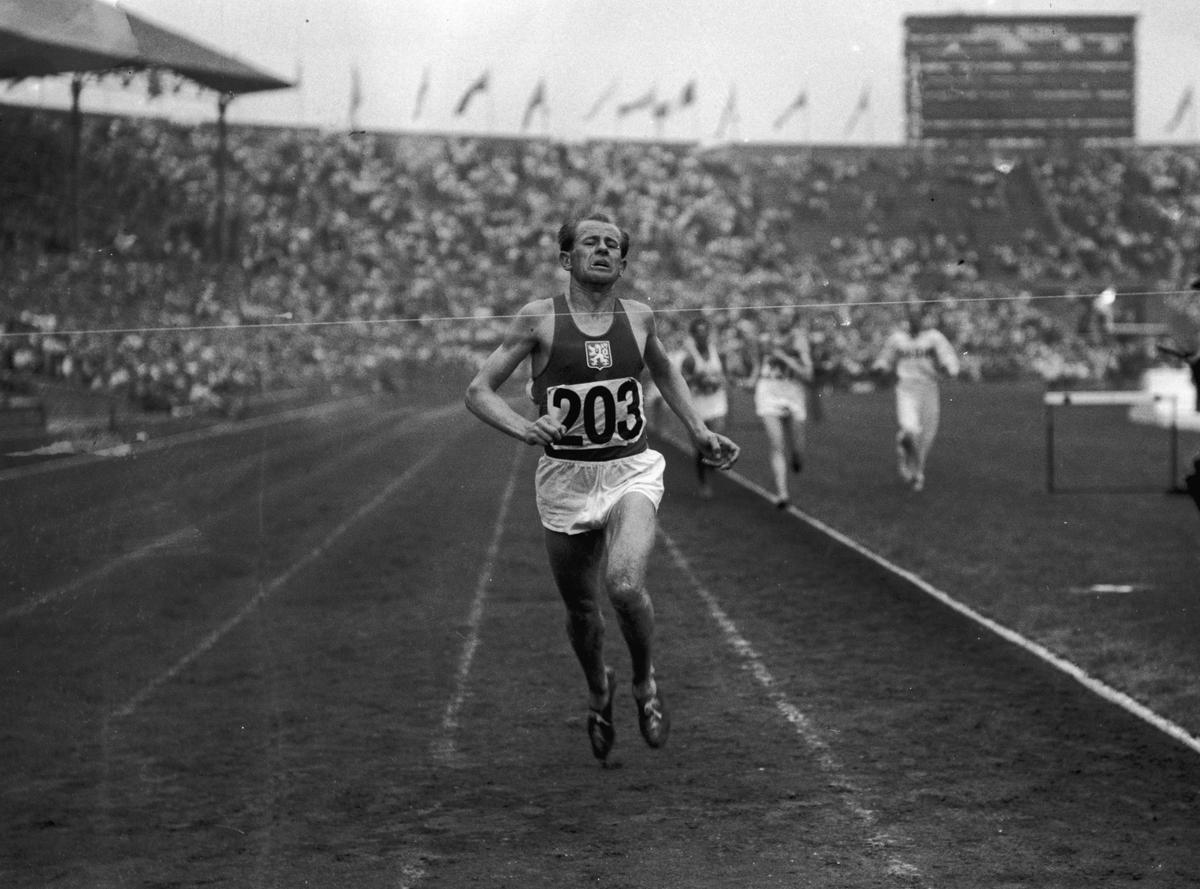Chasing history: Emil Zatopek was on Sifan Hassan’s mind after her London Marathon triumph. She told her camp that no one had won the 5000m, 10,000m and marathon at an Olympics since the immortal Czech, suggesting a seed had been planted in her head for Paris 2024. | Photo credit: Getty Images