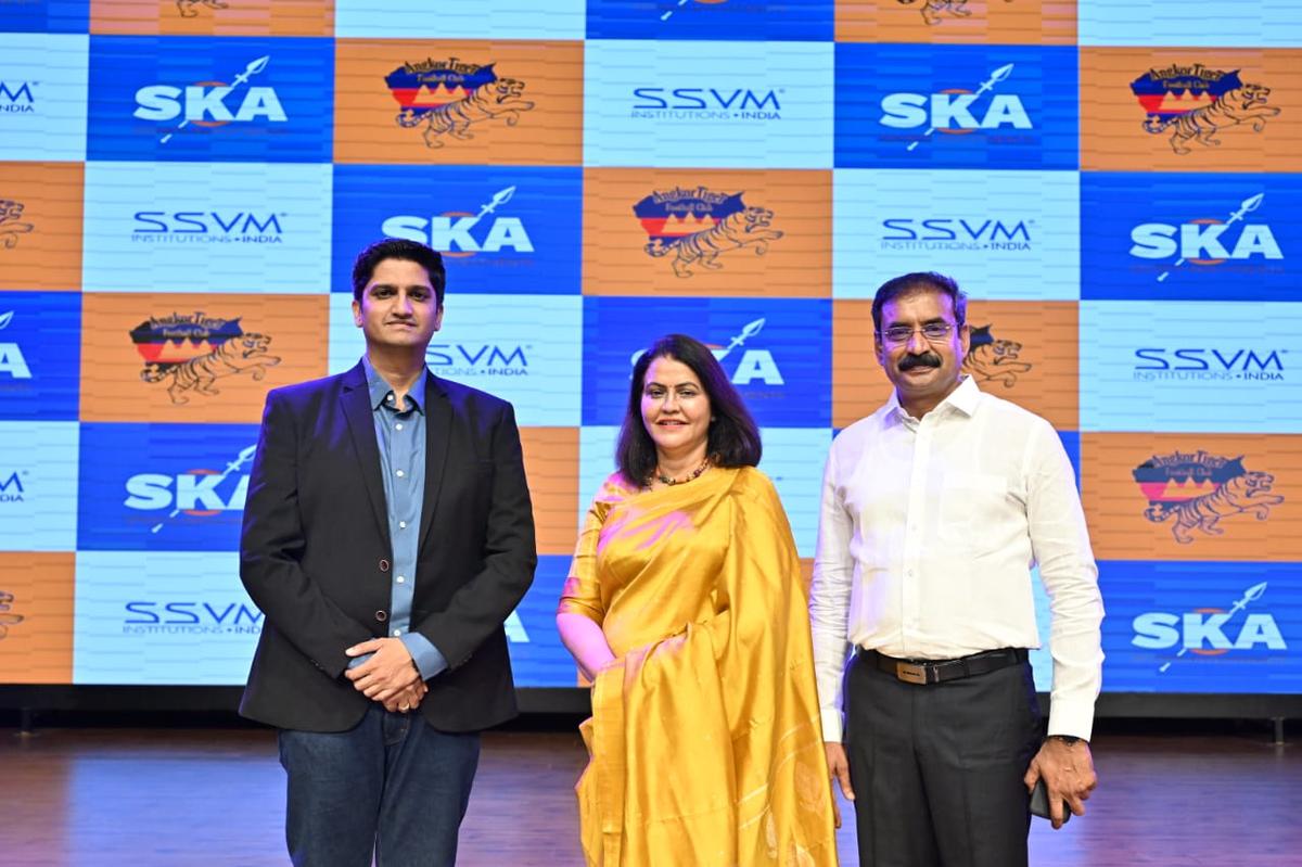 सुधीर मेनन (स्कैस्पोर्ट्स एंड डायरेक्टर, एंगकोर टाइगर एफसी के निदेशक), मिनालॉय (मोरुलेट्स ऑफ इनथिनुप) पर हस्ताक्षर। सुधीर मेनन (स्कैस्पोर्ट्स एंड डायरेक्टर, एंगकोर टाइगर एफसी के निदेशक), मिनालॉय (मोरुलेट्स ऑफ इनथिनुप) पर हस्ताक्षर।