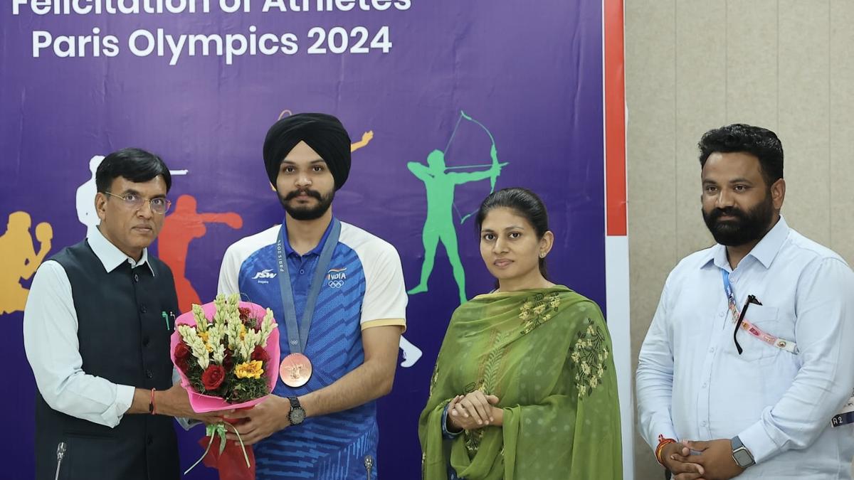 Sports Minister felicitates Sarabjot Singh