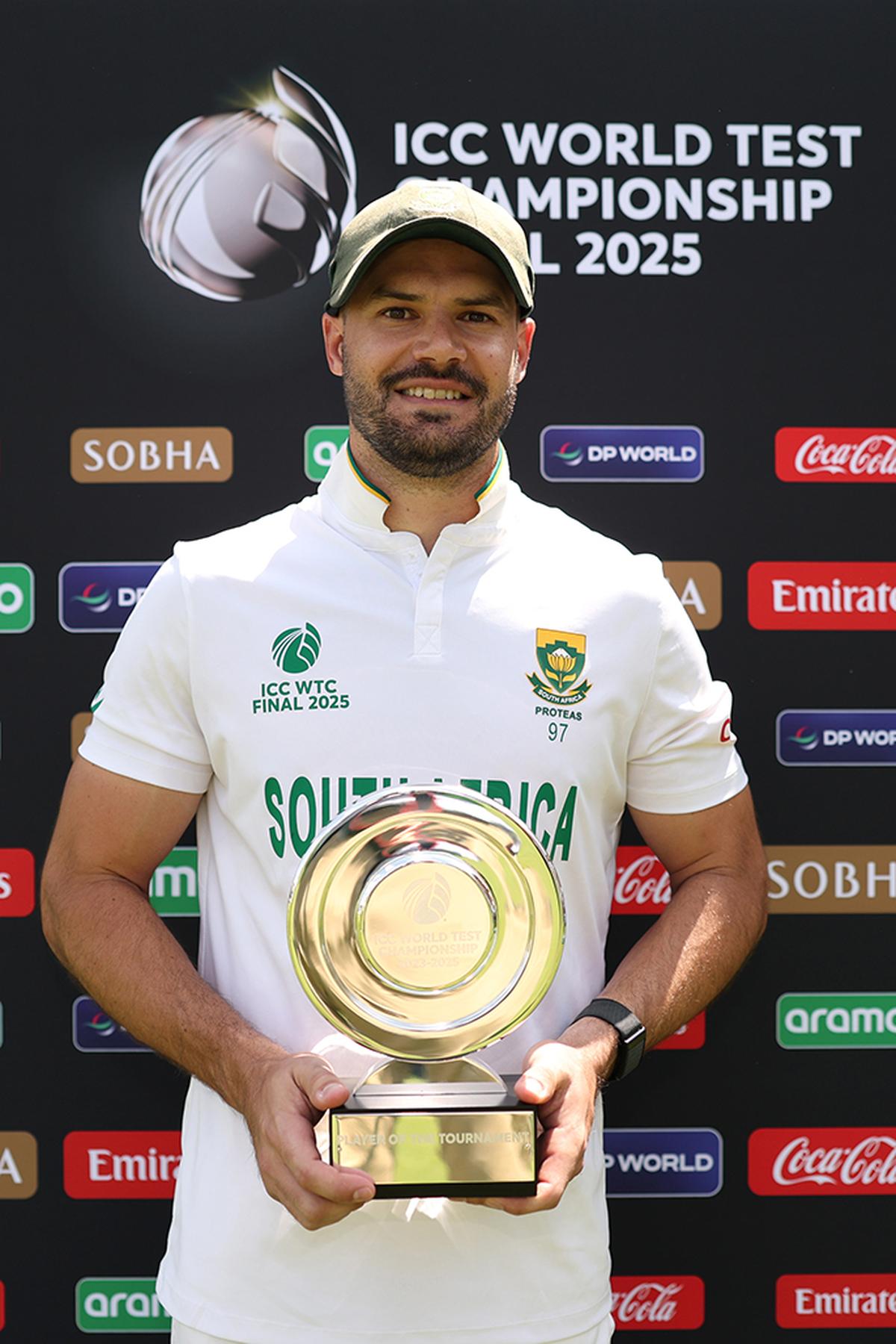 दक्षिण अफ्रीका के Aiden Markram टूर्नामेंट पुरस्कार के ICC वर्ल्ड टेस्ट चैंपियनशिप प्लेयर के साथ एक तस्वीर के लिए पोज़ देते हैं दक्षिण अफ्रीका के Aiden Markram टूर्नामेंट पुरस्कार के ICC वर्ल्ड टेस्ट चैंपियनशिप प्लेयर के साथ एक तस्वीर के लिए पोज़ देते हैं
