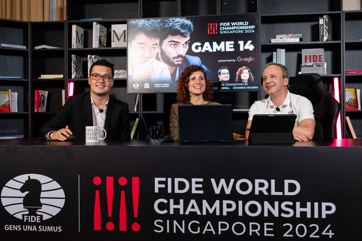 FIDE は、YouTube チャンネルで世界選手権試合のライブ中継を提供しました。 