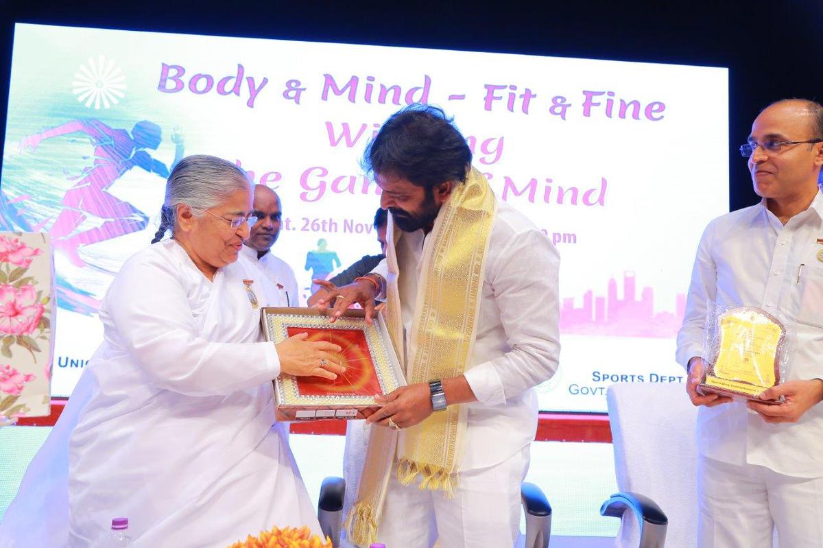 Telangana Sports Minister V. Srinivas Goud being felicitated by vice-chairperson of Brahmakumaris’ sports wing B.K. Kuldeep bhen at the sports conclave ‘Winning The Game of Mind’ in Hyderabad on Saturday