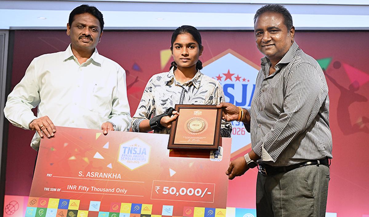 T.J. Srinivasa Raj and M. Senthilnathan present the award to S. Asrankha.