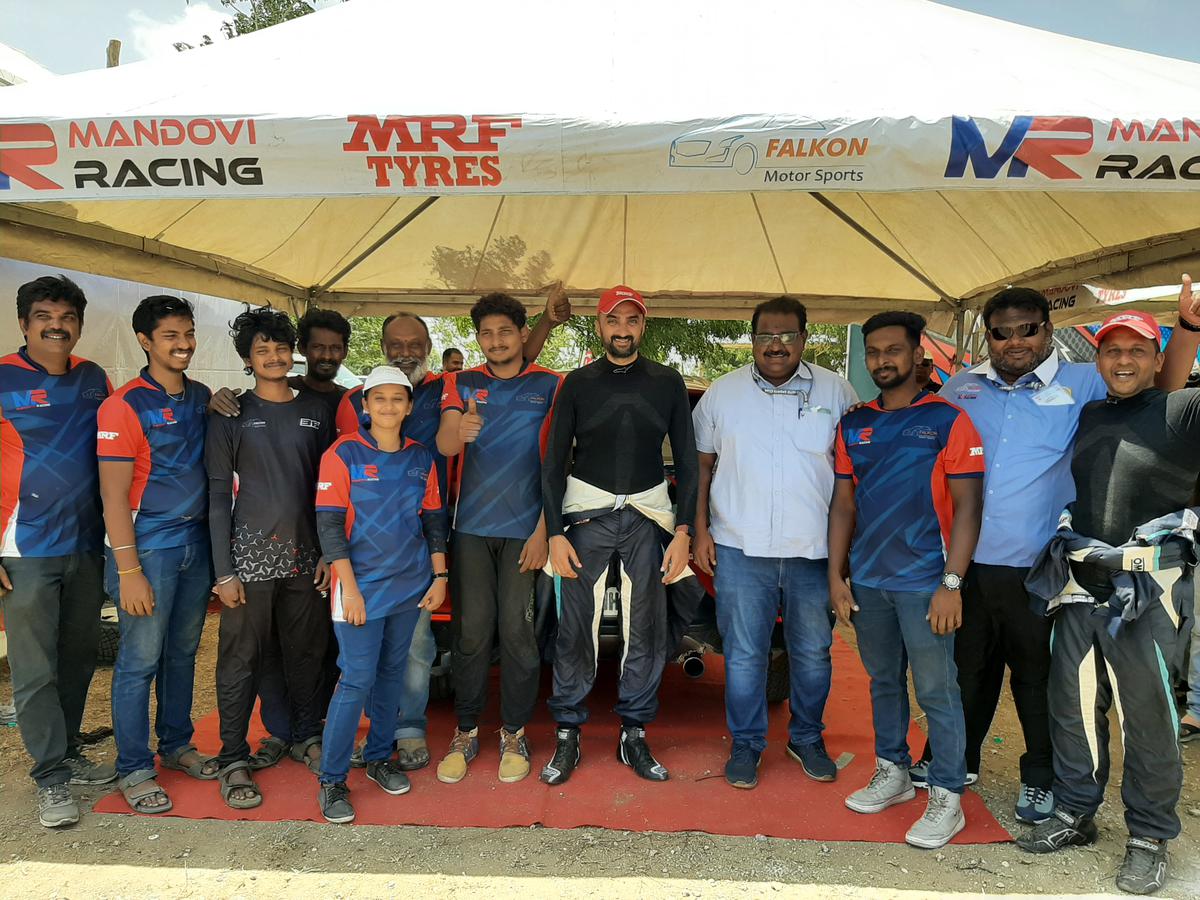 Arjun Rao (centre) and Satish Rajagopal (extreme right) celebrate the victory with the entire team after the race.