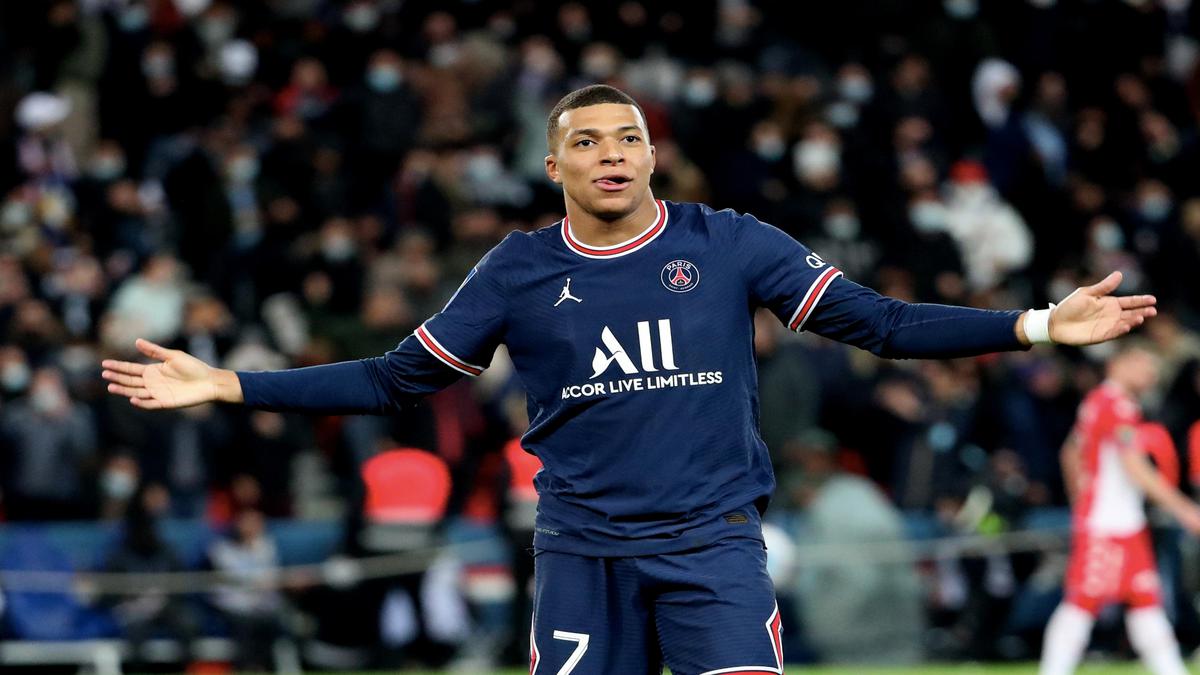 Kylian Mbappé saga set to end with PSG extension, reports Fabrizio Romano, L’Equipe