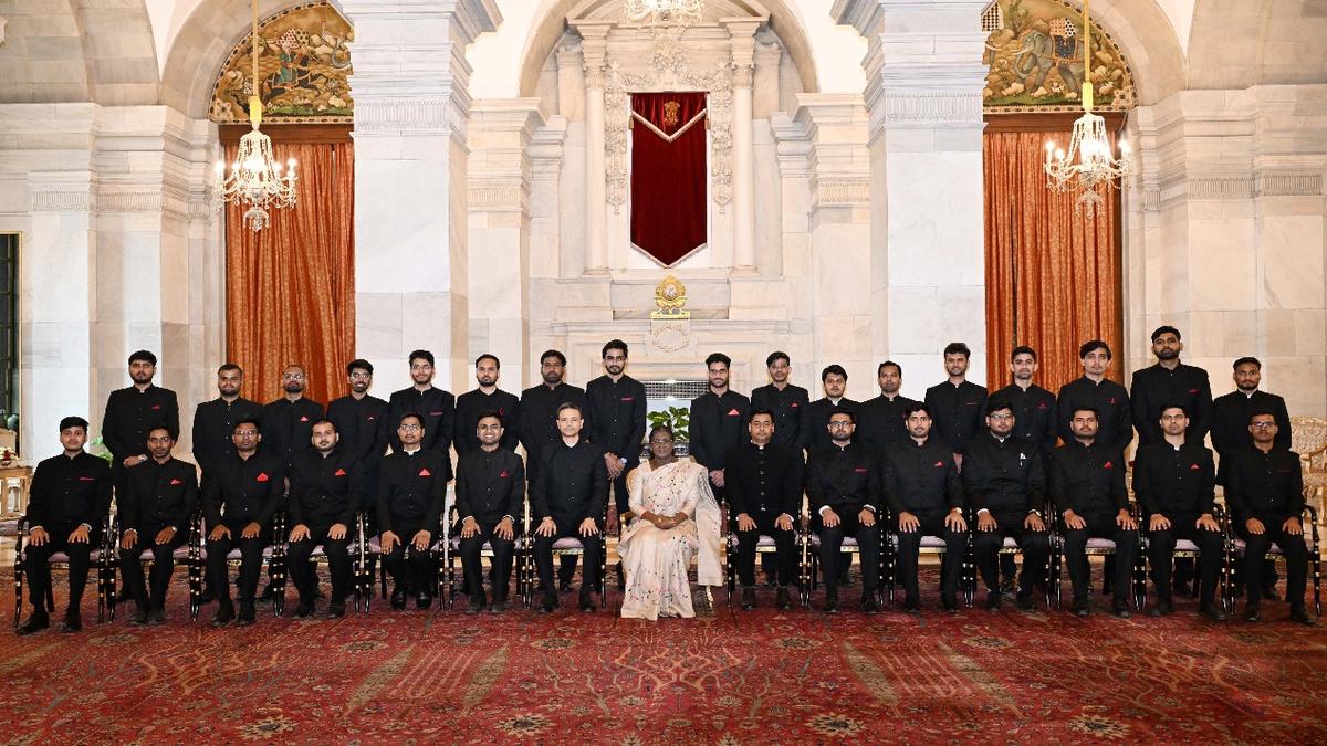 https://th-i.thgim.com/public/sport/cricket/cb8coo/article70108463.ece/alternates/LANDSCAPE_1200/DroupadiMurmu.jpg
