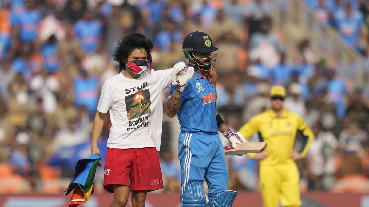 Coupe du monde ICC |  Un spectateur envahit le terrain lors de la finale Inde-Australie pour rencontrer Virat Kohli