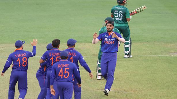 Asia Cup 2022: Ind. vs Pak. | Pakistan loses three wickets in marquee clash