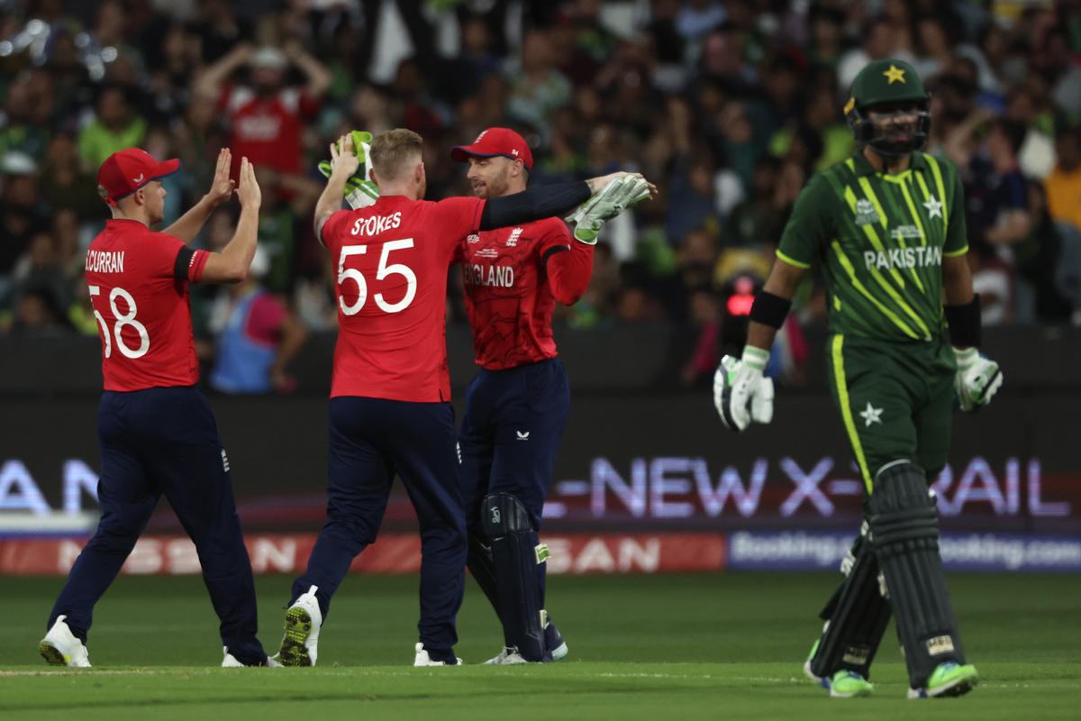 Finale de la Coupe du monde ICC Twenty20 |  L’Angleterre limite le Pakistan à 137 pour 8