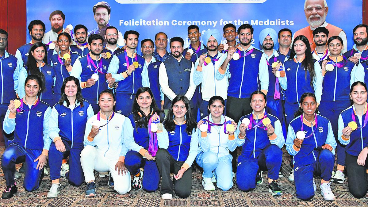 Le ministre des Sports de l’Union, Anurag Thakur, félicite la deuxième série de médaillés indiens aux Jeux asiatiques