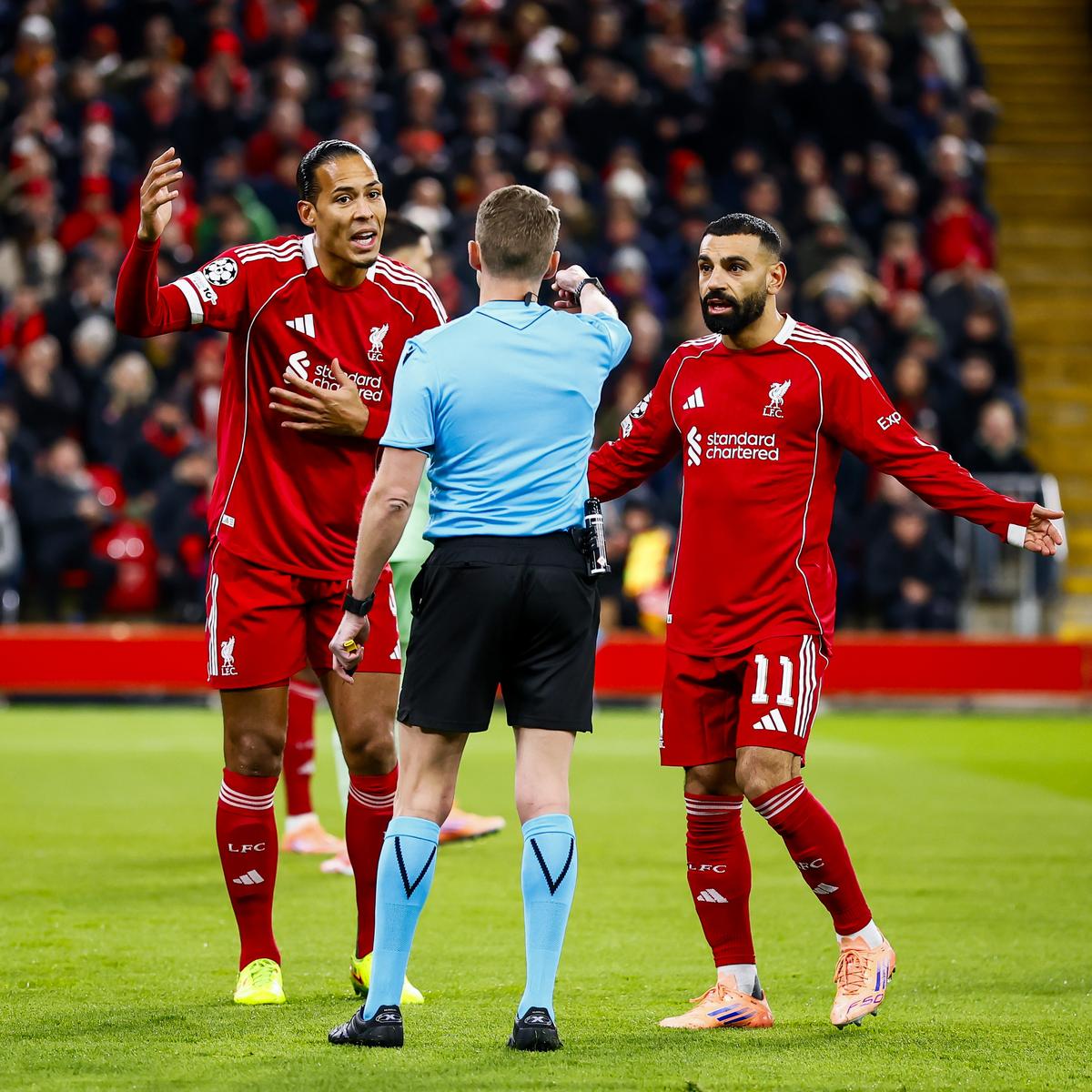 Poderes em declínio: van Dijk e Salah, que carregam o fardo do Liverpool há muito tempo, parecem finalmente sentir o peso das expectativas.