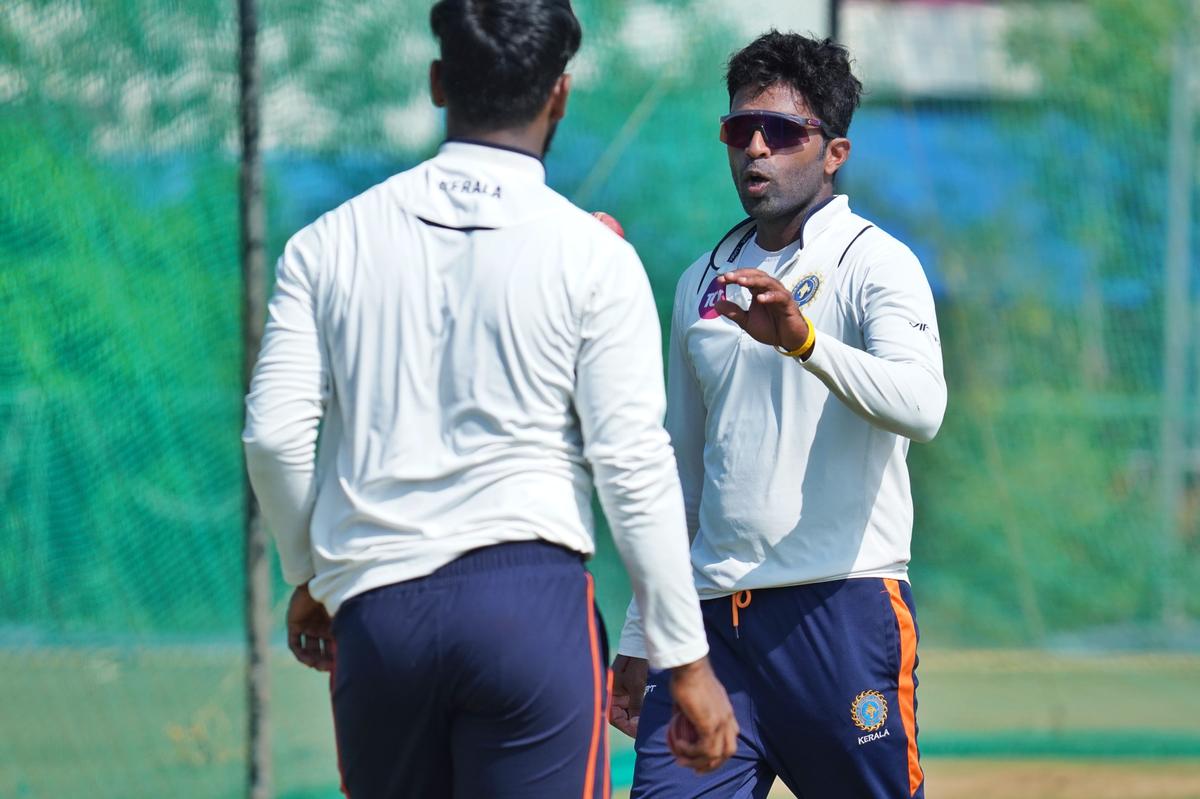 Kerala’s crisis man Sachin Baby giving tips to Vishweshwar Suresh.