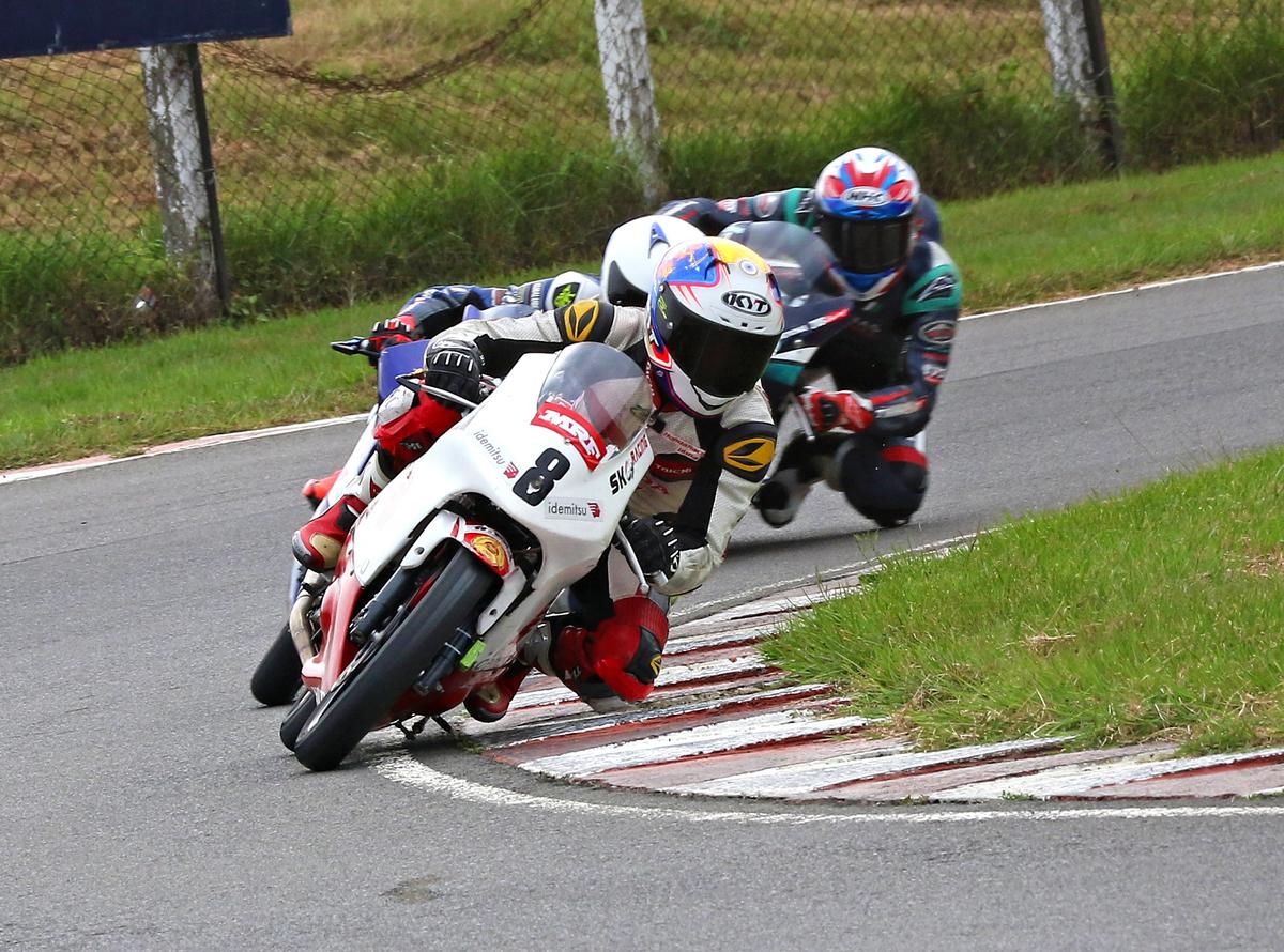 Rajiv Sethu (No.8), winner of the Pro-Stock 165cc race in the third round of the MRF MMSC FMSCI Indian National Motorcycle Racing Championship 2022 at the Madras International Circuit on Saturday, August 6, 2022.