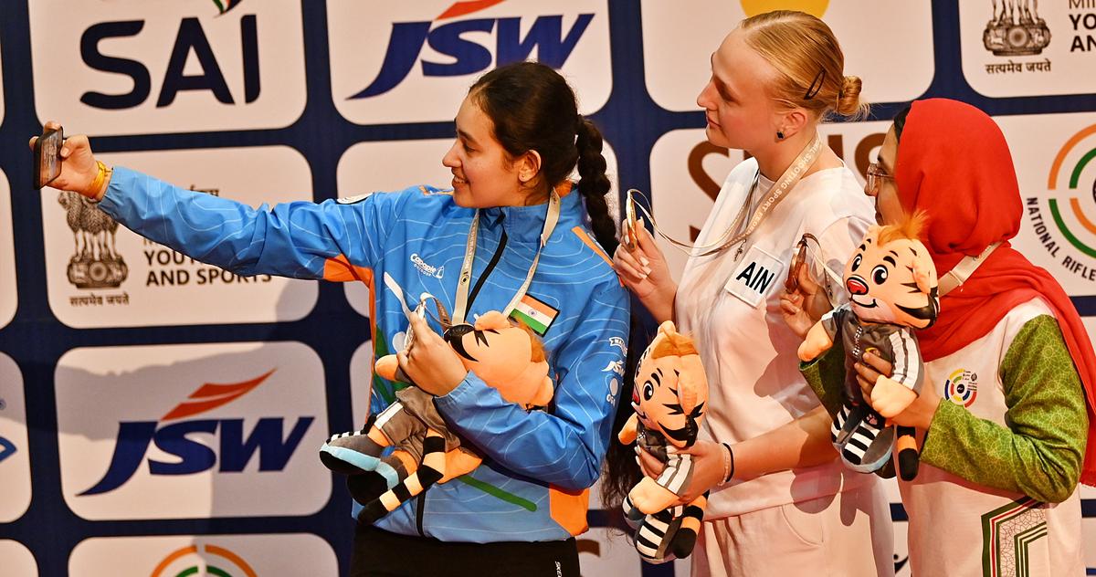 El medallista de plata Rashmika Sahgal se toma una selfie con la campeona Evelina Sheina y Fatemeh Shekari en la Copa Mundial Junior en Delhi el viernes.