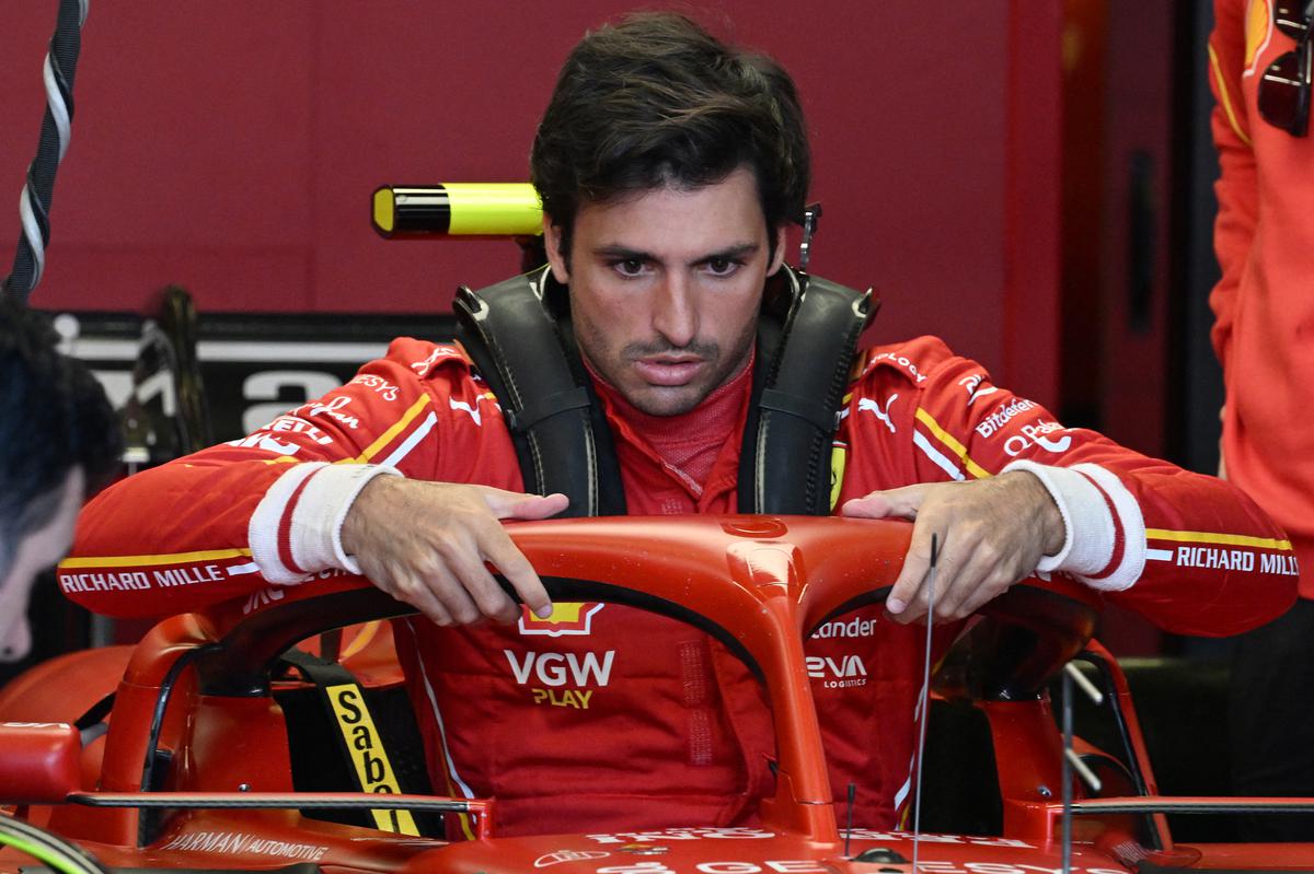 Whatever it takes: To return to the Ferrari cockpit two weeks after surgery, Sainz had twice daily hour-long sessions in a hyperbaric chamber, breathing pure oxygen at higher pressure, and used an electromagnetic INDIBA machine for tissue repair. | Photo Credit: Getty Images