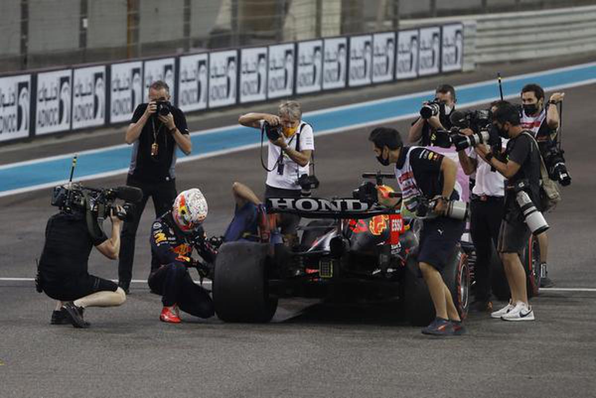 Verstappen wins 1st F1 title with last lap pass of Hamilton