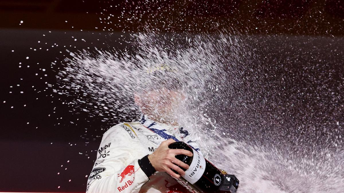 Las Vegas Grand Prix | Max Verstappen battles through to win a thriller