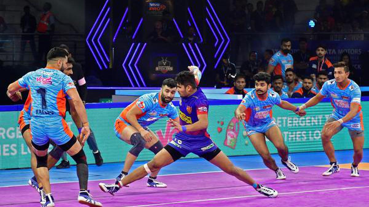 Pro Kabaddi Bengal Warriors Closes In On Dabang Delhi U Mumba Beat