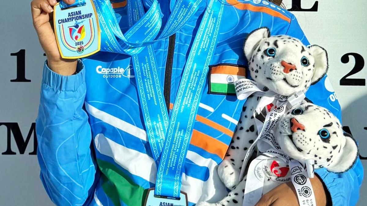 Elavenil Valarivan shoots air rifle gold