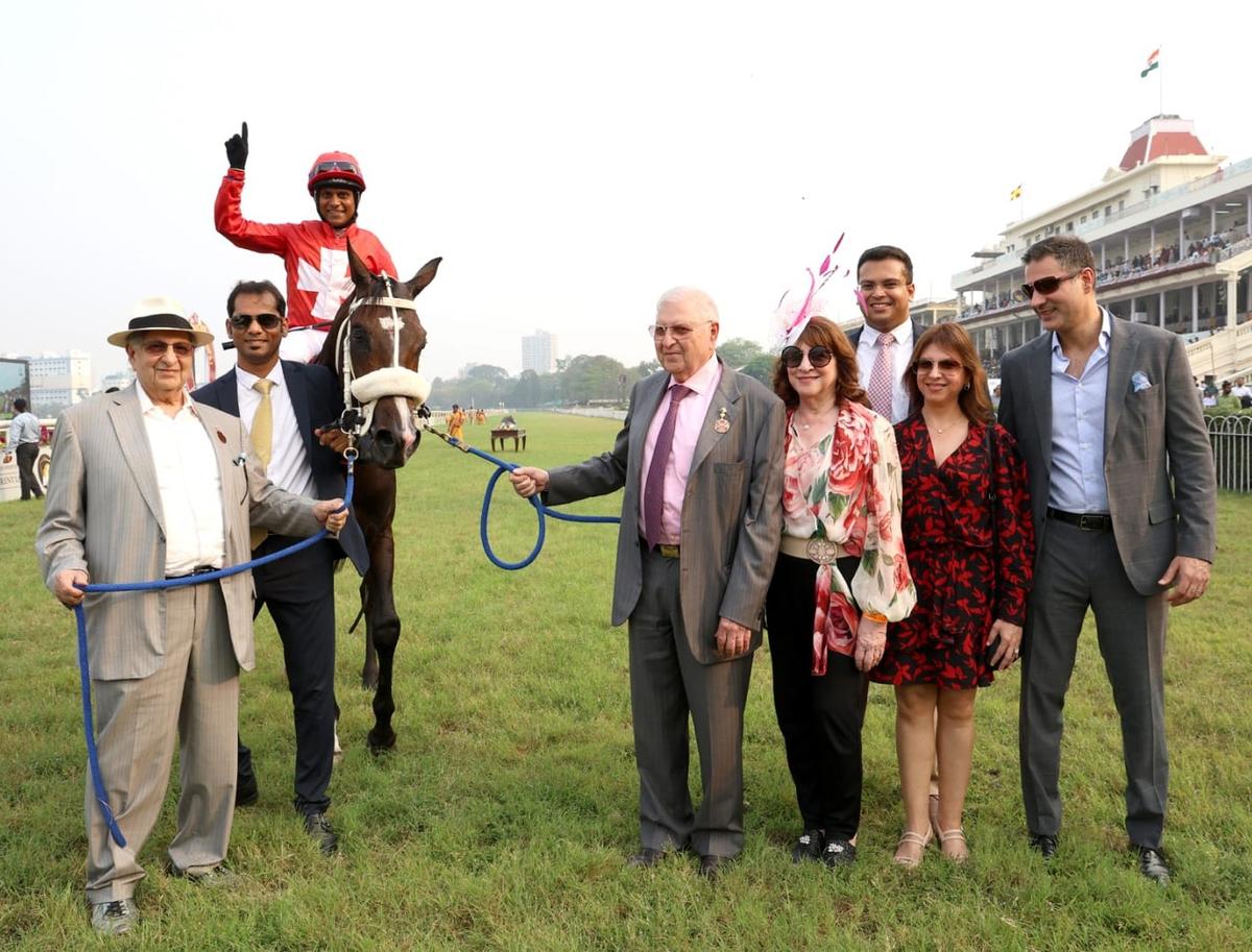 Cyrus Poonawalla, Rajesh Narredu, Zavaray Poonawalla, Behroze Poonawalla, Raunak Banerjee, Simone Poonawalla Pandole and Rishad Pandole leading in A Star Is Born (Suraj Narredu up) after the facile win in the Maj. P.K. Mehra Memorial Super Mile Cup.