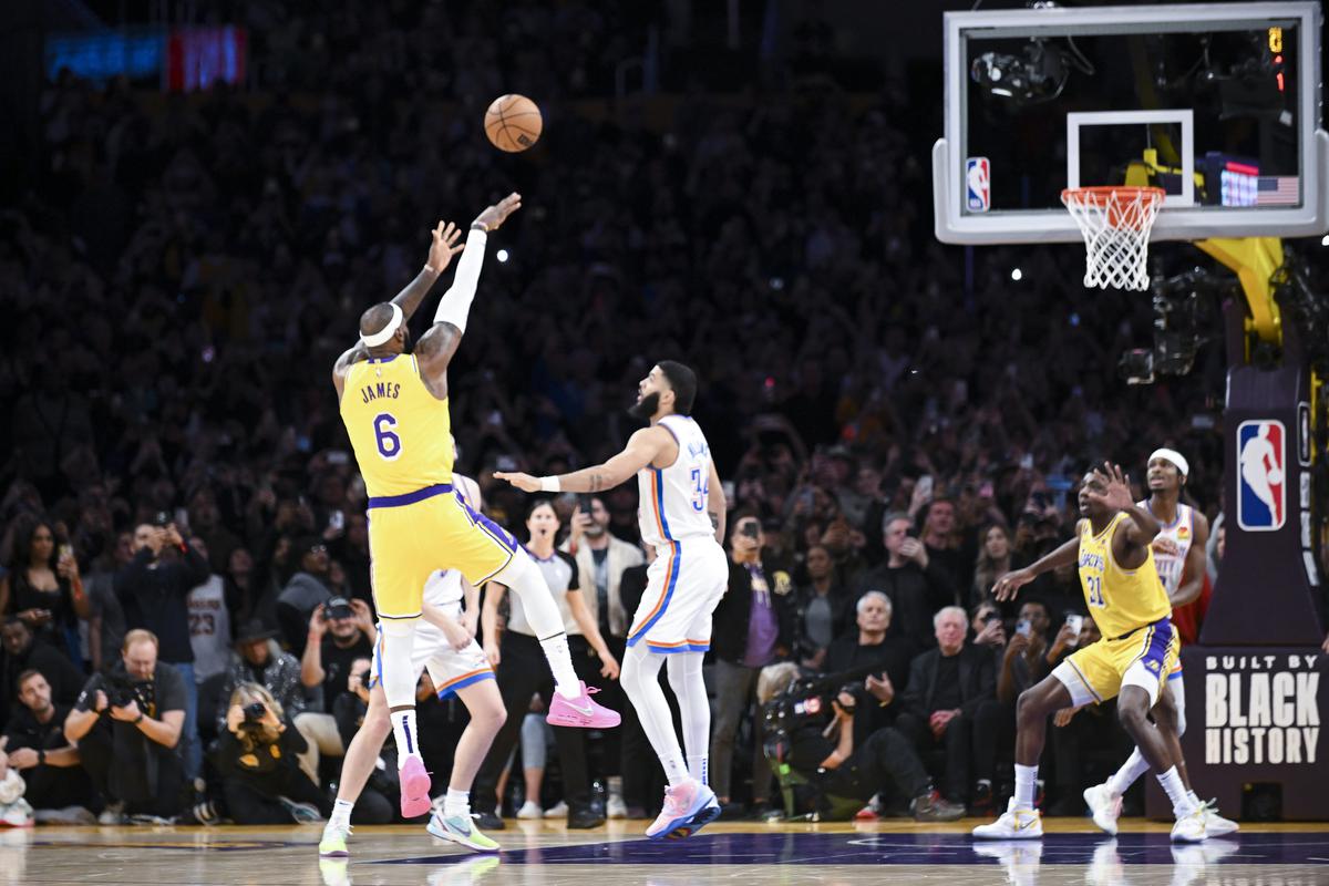 Historic moment: James hits a signature fadeaway jumper to break Kareem Abdul-Jabbar’s all-time record