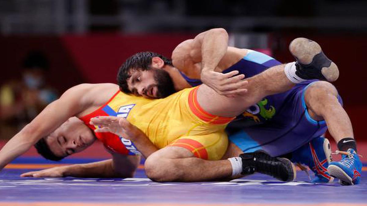 Tokyo Olympics | Ravi Dahiya, Deepak Punia make confident starts, enter wrestling quarterfinals