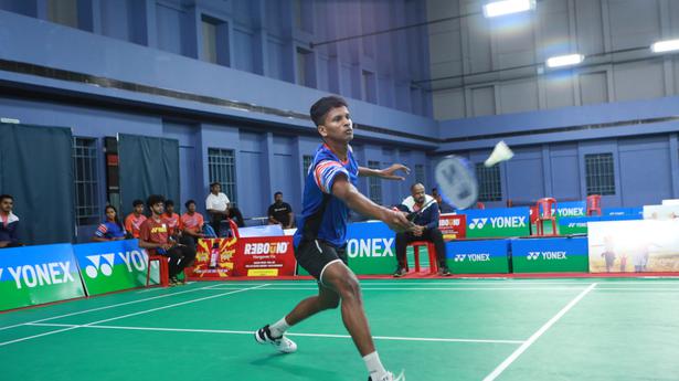 Sathish%20of%20TN%20in%20action%20in%20the%20senior%20semifinal