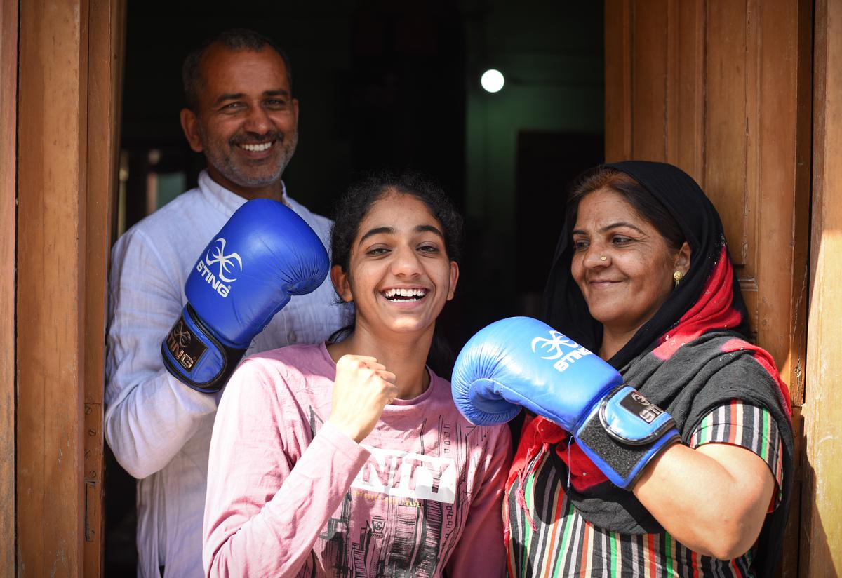 Stødig støtte: Nitus familie har stået ved hende fra begyndelsen og ofret flere for at sikre, at den unge bokser kunne hellige sig sporten.  Billedkredit: Getty Images