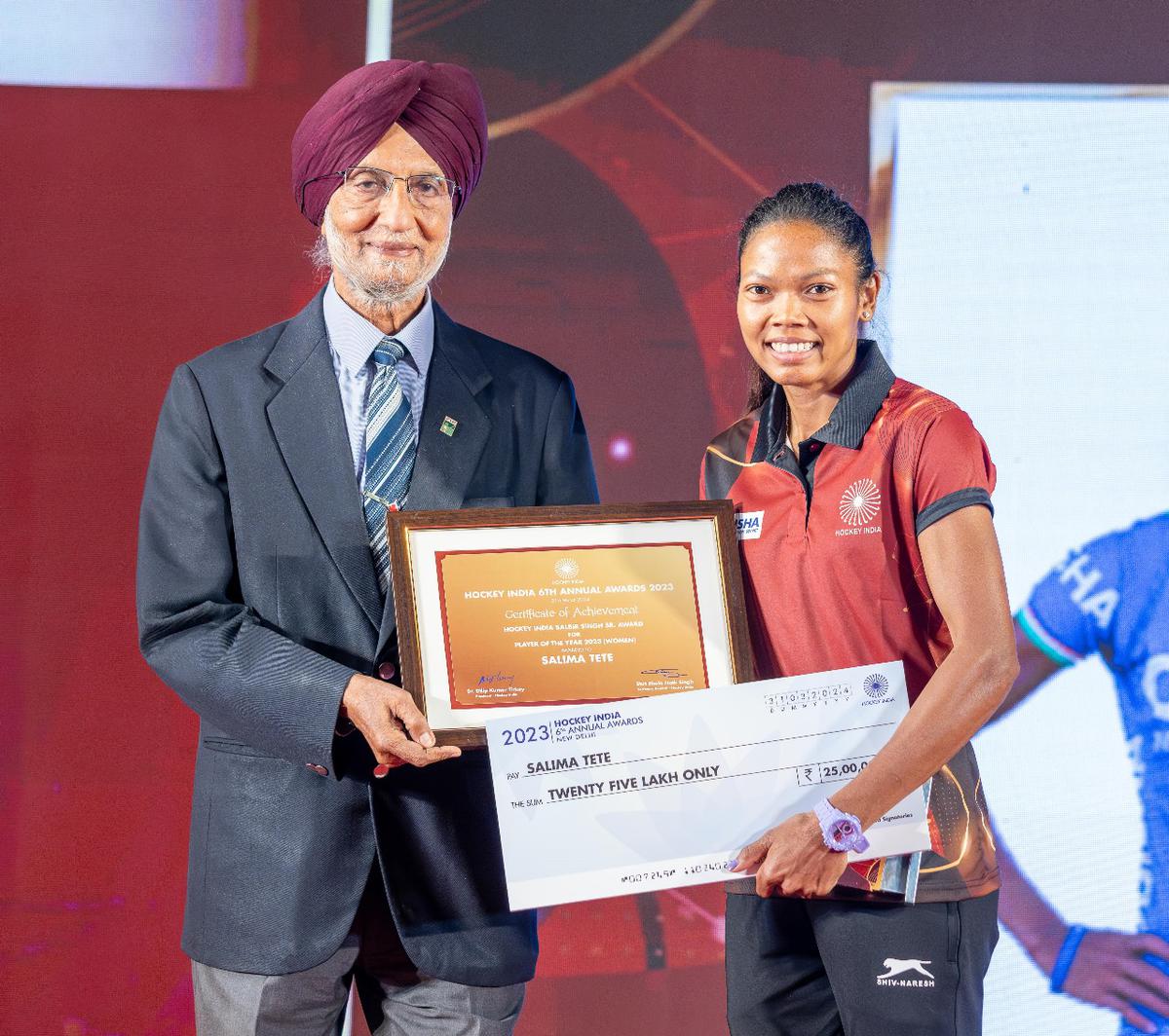 Hardik receiving the Balbir Singh Sr. Award for Player of The Year for women from Harbinder Singh.