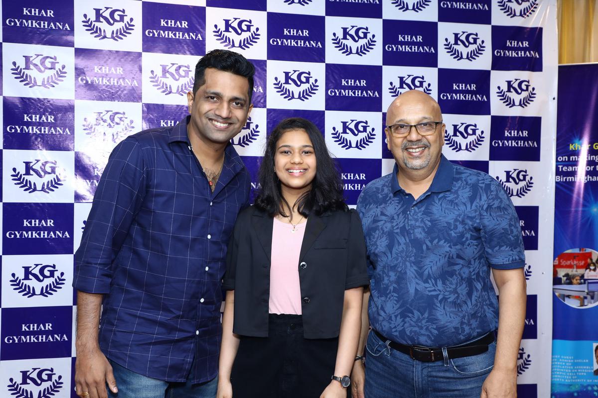 Table tennis legend Kamlesh Mehta with CWG-bound Diya Chitale and her coach Sachin Shetty at her felicitation function organized by Khar Gymkhana.  