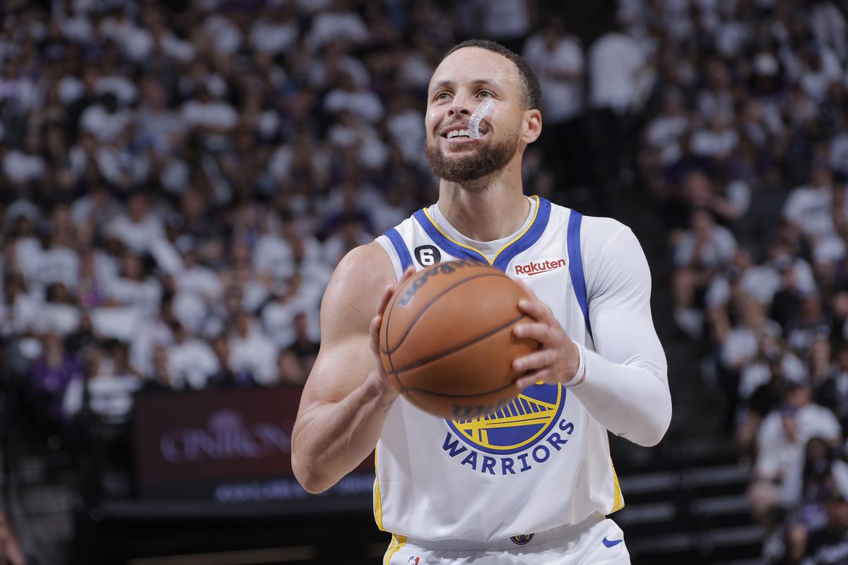 Big-game swagger: Curry is often at his best in clutch moments — on the hunt for points, with his signature mouthpiece dangling from a celebratory grin. Photo credit: Getty Images