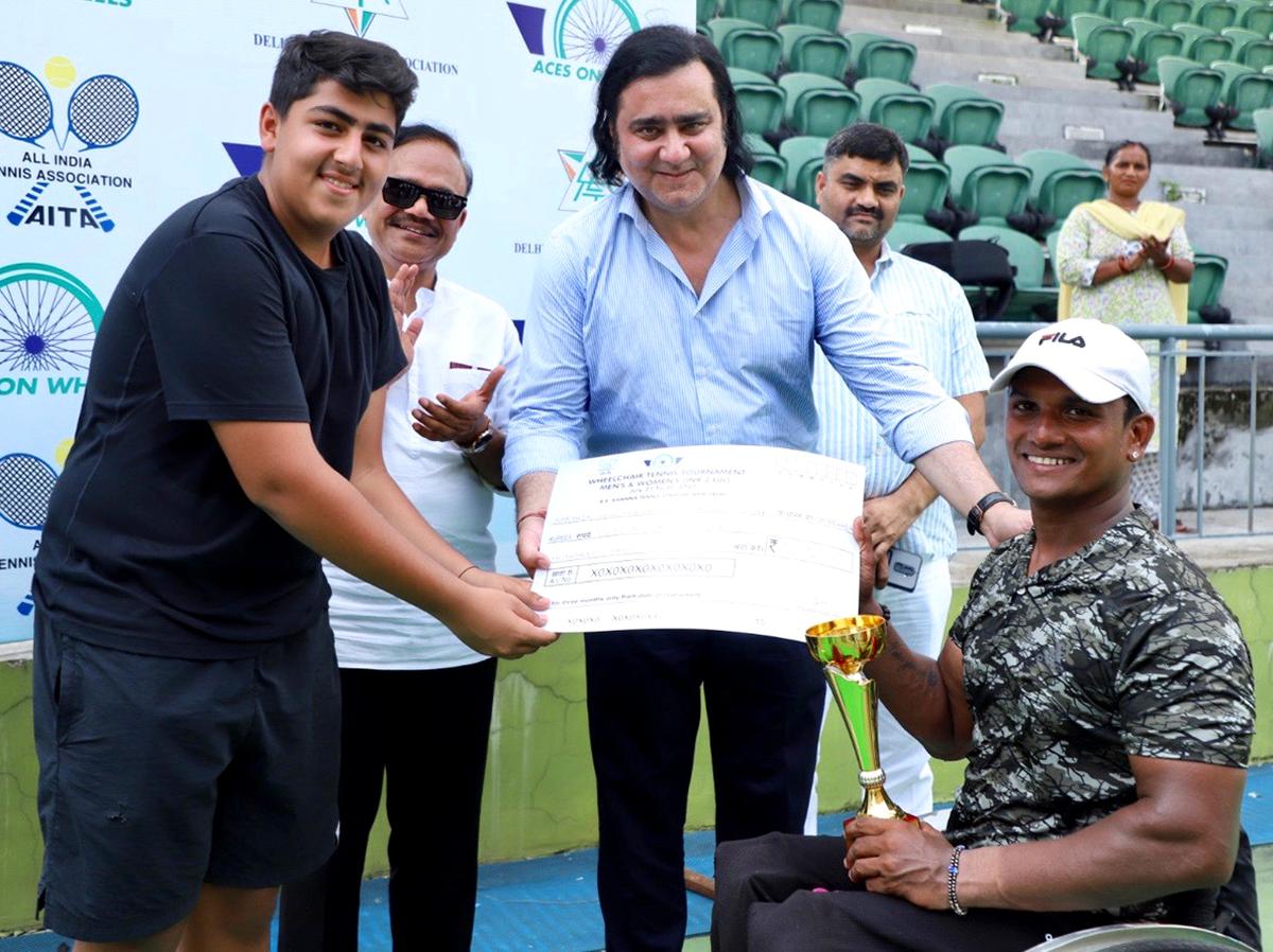 Shiv Khanna with AITA president Anil Jain, DLTA president Rohit Rajpal presenting the winner’s cheque to Karthik Karunakaran in Delhi.